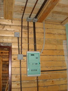 Особенности ввода электричества в деревянный дом
